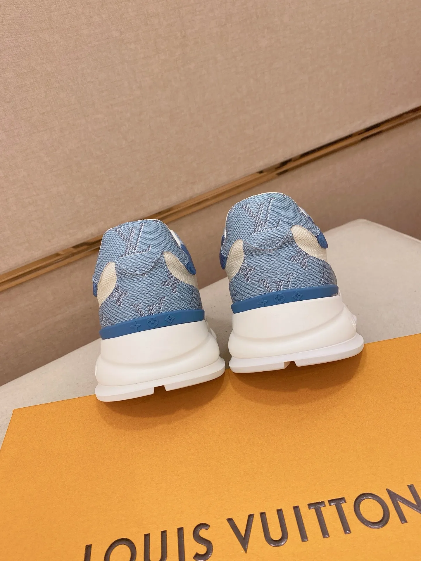 Men's shoes💰 462💰louis vuitton (Louis Vuitton/lv)🔍🔍The new counters are on sale at the same time. The uppers are imported from Italy. ️Re-engraved🇮🇹💪💪, ⚠Sole: The original sole is specially provided by the original factory, the exclusive movable molded sole is super comfortable, ⚠Original factory follow-up goods, 🔍🔍high quality, you can go in and out of the counter at will, welcome to compare⚠. Code number: 38-44 (45/46 customized, non-refundable)